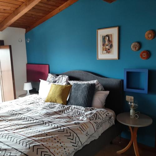 a bedroom with a bed with a blue wall at Nuovo interno Nuova atmosfera Stazione Beato Matteo in Vigevano