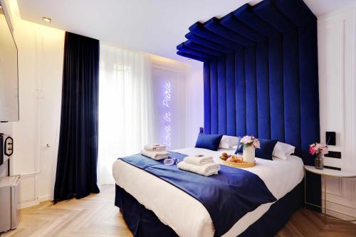 Zdjęcie z galerii obiektu Couples Getaway Unit with Jacuzzi - City Center w Paryżu