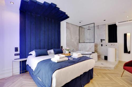 Zdjęcie z galerii obiektu Couples Getaway Unit with Jacuzzi - City Center w Paryżu