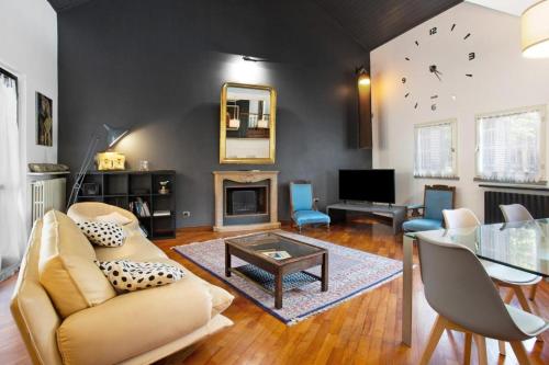 a living room with a couch and a table at Villa La palmetta in Peschiera Borromeo