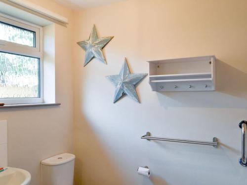 two stars on the wall of a bathroom at 185 Golf Road in Mablethorpe