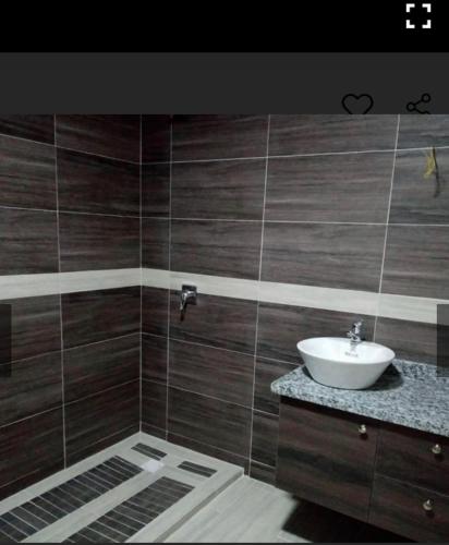 Habitación con baño con lavabo y aseo. en Xiomara1, en Quito