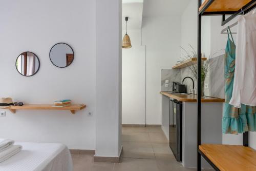 uma pequena cozinha com paredes brancas e uma mesa em Hilltop Resort at Kefalonia em Angón