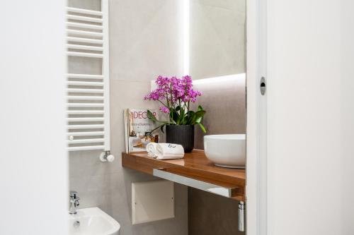 a bathroom with a sink and a bowl on a wooden counter at Daline Holiday Rooms in Acquarica del Capo