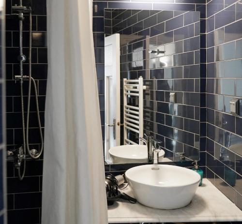 bagno con lavandino e specchio di Athens Historic Centre Renovated Apartments ad Atene