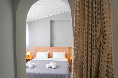 ein Schlafzimmer mit einem Bett mit zwei Handtüchern darauf in der Unterkunft Athens Historic Centre Renovated Apartments in Athen