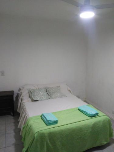 1 dormitorio con 1 cama con 2 toallas en Suipacha 223 en Victoria