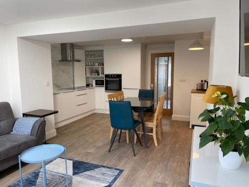 uma sala de estar e cozinha com mesa e cadeiras em Westport town centre three bedroom em Mayo