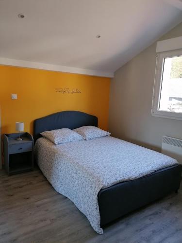 une chambre avec un lit et une fenêtre dans l'établissement Les Catèdjes, à Fraize