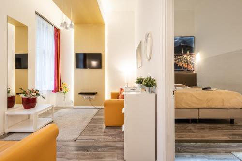 sala de estar con cama y sofá en Elizabeth Apartment in the heart of Budapest, en Budapest