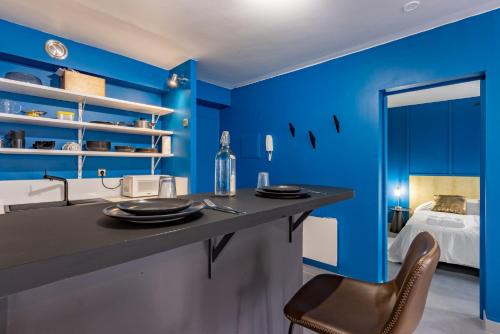 Habitación azul con barra y cama en Solstice T2 Hypercentre SmartTV Wifi, en Pamiers
