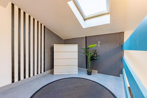 a skylight in a room with a potted plant at Solstice T2 Hypercentre SmartTV Wifi in Pamiers
