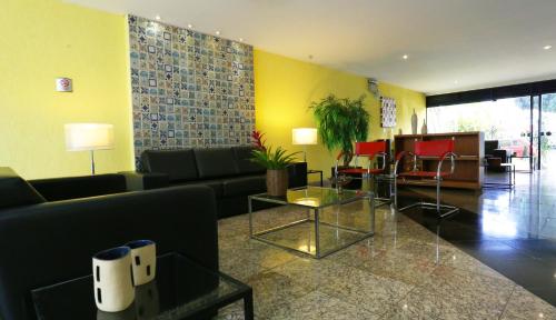 a living room filled with furniture and a coffee table at Mansoori Apart Hotel II in Brasília