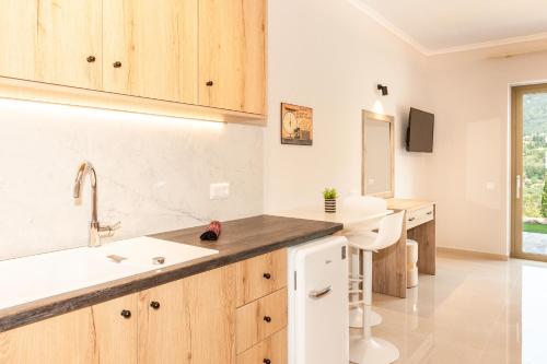 Cucina o angolo cottura di Milos Mountain - Villa Nikitas