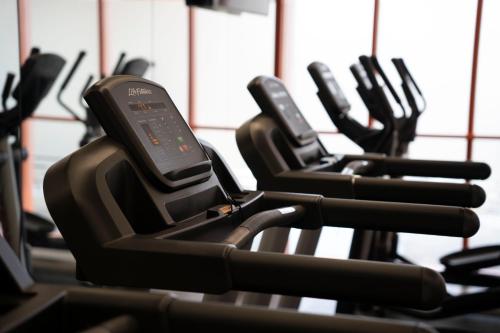 a row of exercise bikes in a gym at Stadía Suites Querétaro Centro Histórico in Querétaro