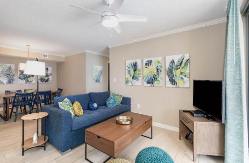 ein Wohnzimmer mit einem blauen Sofa und einem TV in der Unterkunft New to rentals and newly re-decorated - 605 Brighton Kingston Plantation condo in Myrtle Beach