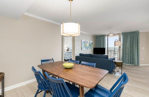 默特尔比奇New to rentals and newly re-decorated - 605 Brighton Kingston Plantation condo的一间带桌椅的餐厅和客厅