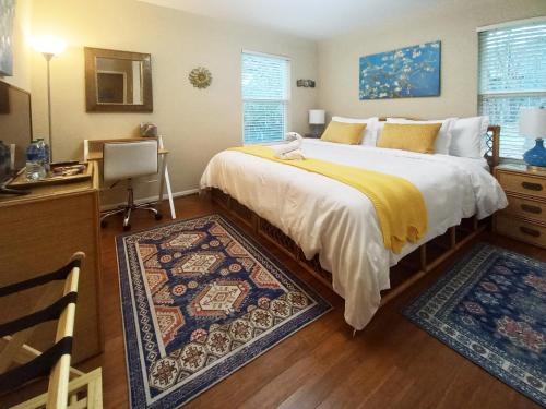 1 dormitorio con 1 cama grande con manta amarilla en King Bed in Relaxing Oasis, with FREE Snack/Wi-Fi/Parking en San Marcos