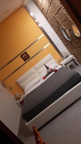 Habitación con cama y mesa con silla en La Massaria B&B affittacamere riservatissimo en San Michele di Serino