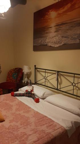 una cama con un animal de peluche sobre ella en La Massaria B&B affittacamere riservatissimo en San Michele di Serino