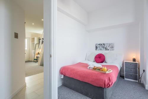 เตียงในห้องที่ Cosy Two bed Apartment for family and contractors Milton Keynes by O&J Real Estate
