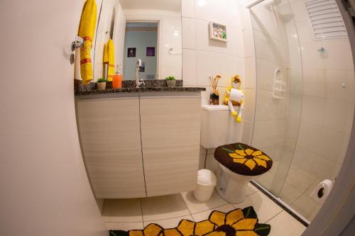 a small bathroom with a toilet and a shower at Apartamento Mari 1 in São Carlos