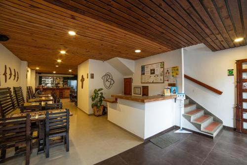 een restaurant met een trap en een tafel en stoelen bij Hotel Rio Piedras in Jericó