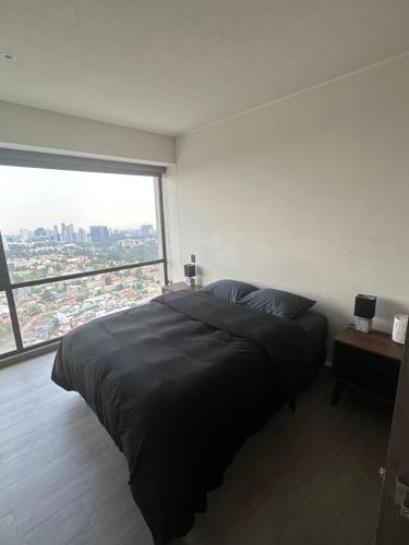 1 dormitorio con cama grande y ventana grande en Luxury dpt Santa Fe, en Ciudad de México