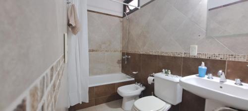 uma casa de banho com um WC e um lavatório em Balcones Mendocinos em Mendoza