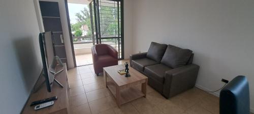 sala de estar con sofá y mesa en Balcones Mendocinos en Mendoza
