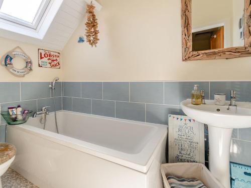 bagno con vasca bianca e lavandino di Tapestry House a Bridlington