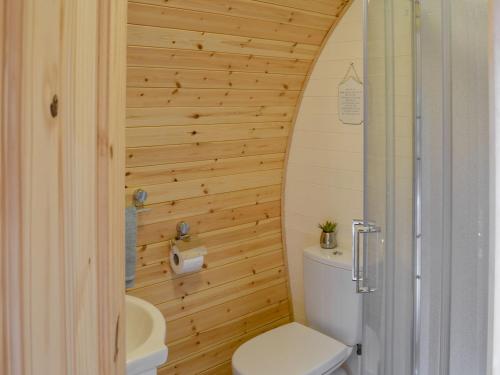 ein Bad mit einem WC und einem Waschbecken in der Unterkunft Park View - Ukc4925 in Roydon