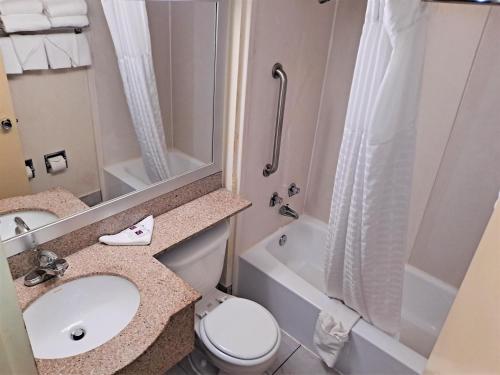 ein Bad mit einem Waschbecken, einem WC und einer Dusche in der Unterkunft Motel 6 Catonsville MD Baltimore West in Catonsville