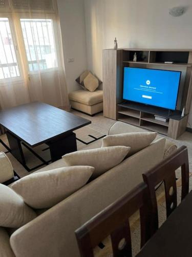 Televisyen dan/atau pusat hiburan di Cozy place in the heart of rabat