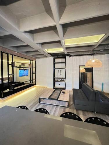 TV a/nebo společenská místnost v ubytování Deluxe Man cave with jacuzzy