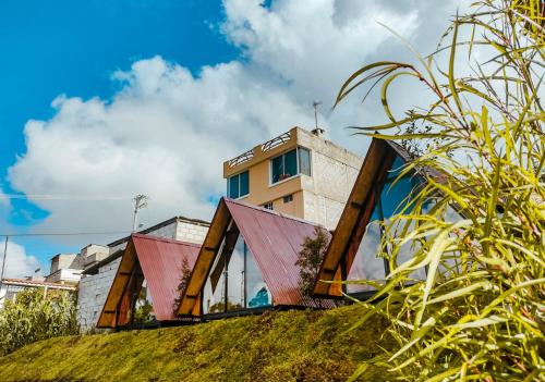 una casa en la cima de una colina en Glamping Campo Lago San Pablo, en Otavalo