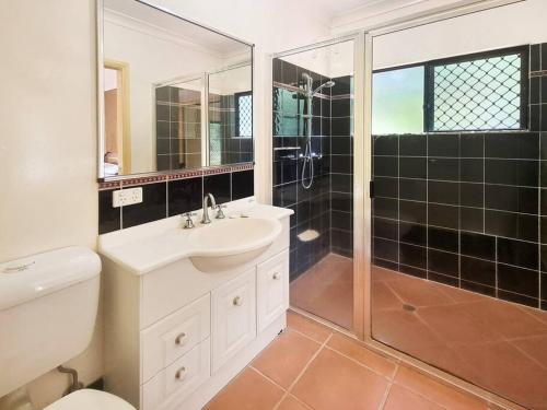 y baño con lavabo, ducha y aseo. en A picturesque 3 bedroom house with splendid views, en Atherton