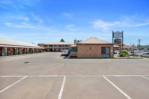an empty parking lot in front of a building at The Settlement Historic Hotel in Echuca