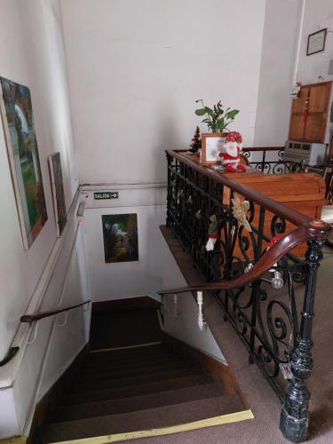 klatka schodowa w domu z poręczą schodową w obiekcie Hotel europeo w BuenosAires