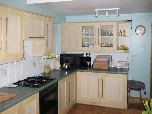 Kuchyň nebo kuchyňský kout v ubytování Alondra Cottage