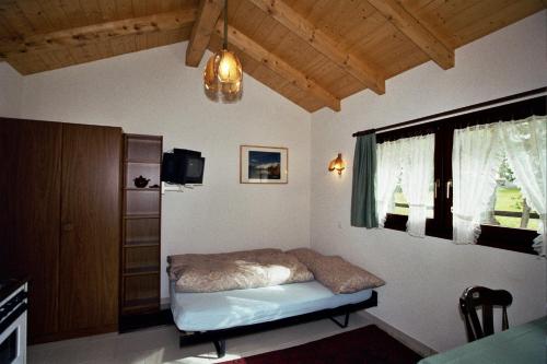 ザース・グルントにあるChalet Stadelの窓付きの部屋にベッド付きのベッドルーム1室があります。