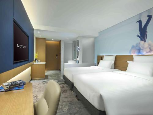 Кровать или кровати в номере Novotel Guangzhou Baiyun Airport - Canton Fair Free Shuttle Bus & Official Registration Agency