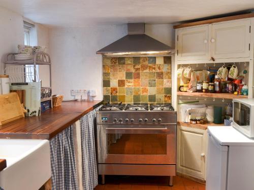 a kitchen with an oven and a stove top at Blackberry Cottage in Kenton