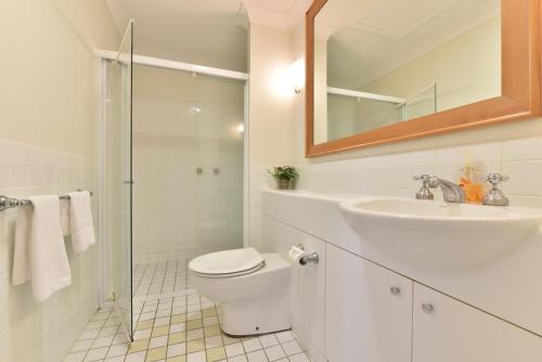 e bagno con servizi igienici, lavandino e doccia. di Villa 3br Syrah Villa located within Cypress Lakes Resort a Pokolbin