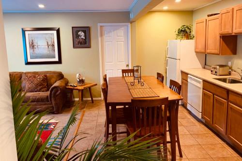 eine Küche und ein Esszimmer mit einem Tisch und einem Sofa in der Unterkunft Ledge Rock at Whiteface in Wilmington