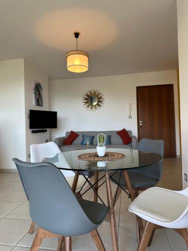 ein Wohnzimmer mit Tisch und Couch in der Unterkunft Sunset Appart, T2 avec vue mer et plage à 1 km in Le Carbet