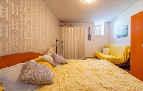 Apartment in Zaton (Zadar) with Air conditioning, WIFI, Washing machine (4828-1) في زاتون: غرفة نوم بسرير اصفر وكرسي
