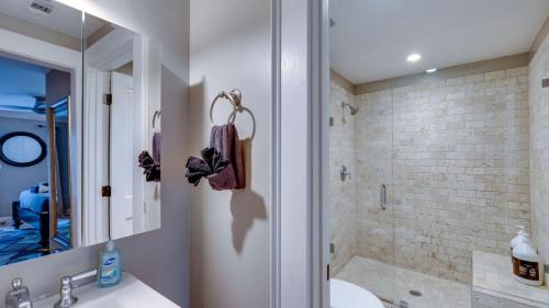 4 Bedroom Beauty Steps from the River في سافانا: حمام مع دش ومغسلة وحوض استحمام