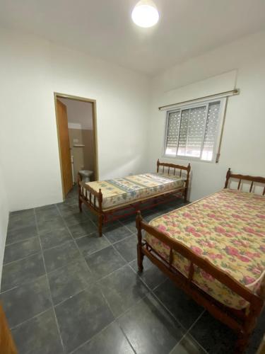 Habitación con 2 camas y ventana en Departamento en zona Costanera en Gualeguaychú