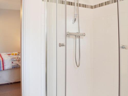 W łazience znajduje się prysznic ze szklanymi drzwiami. w obiekcie The Cabin w mieście Pevensey